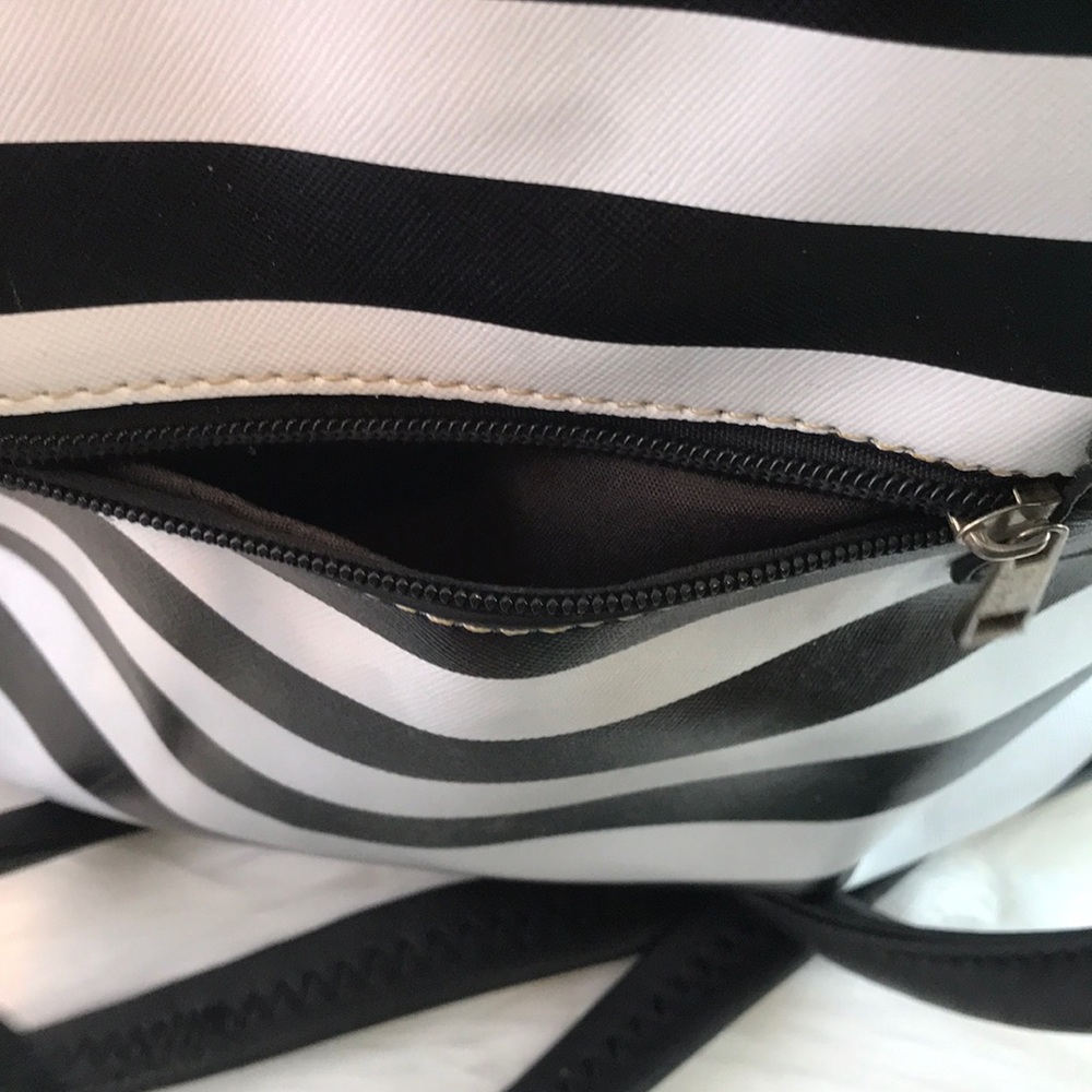 Black and White Mid Size Purse - Picture 5 of 9